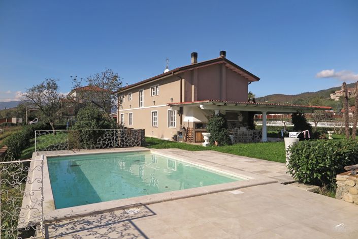 Image No.43-13 Bed Farmhouse for sale