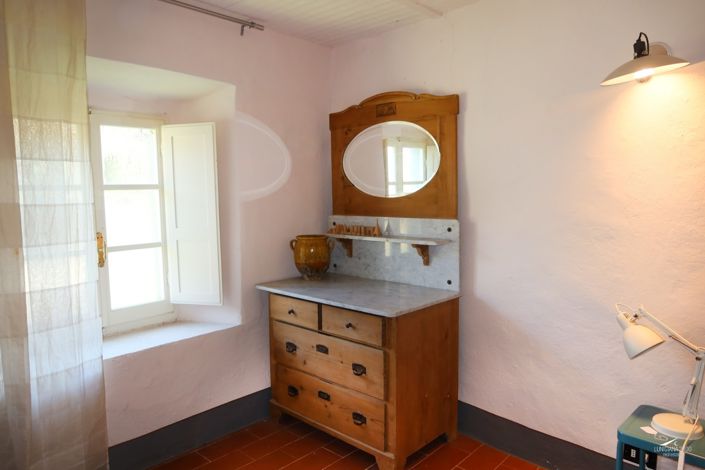 Image No.100-10 Bed Farmhouse for sale