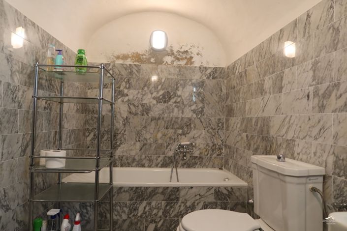 Image No.102-10 Bed Farmhouse for sale