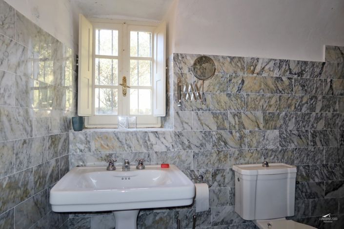 Image No.107-10 Bed Farmhouse for sale