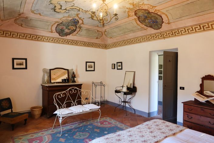 Image No.73-10 Bed Farmhouse for sale