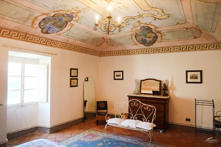 Image No.74-10 Bed Farmhouse for sale