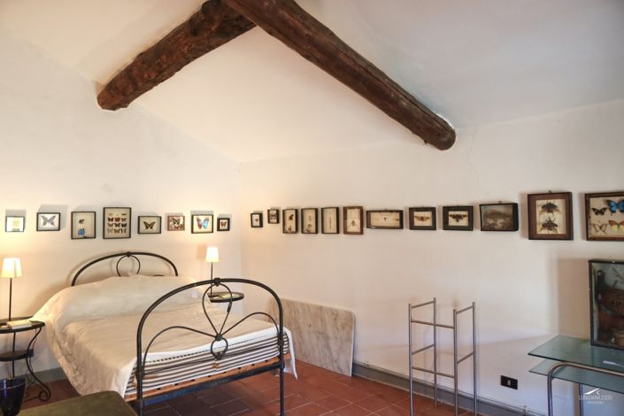 Image No.77-10 Bed Farmhouse for sale