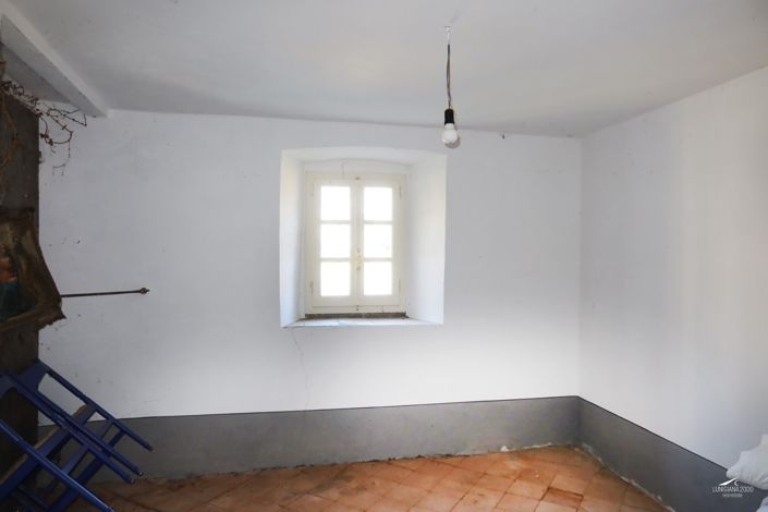 Image No.84-10 Bed Farmhouse for sale