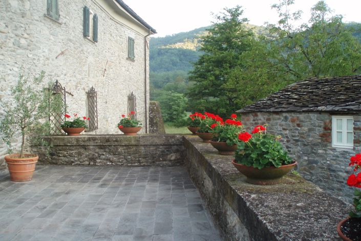 Image No.87-10 Bed Farmhouse for sale