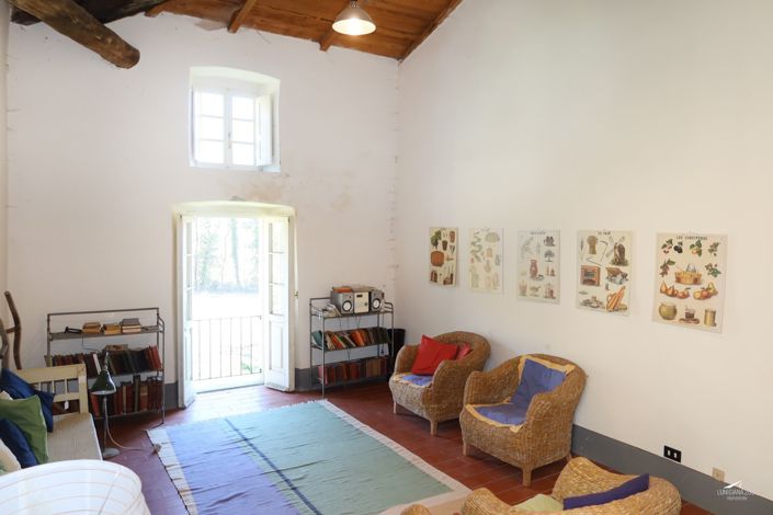 Image No.92-10 Bed Farmhouse for sale