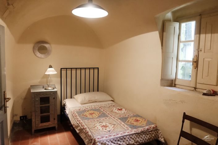 Image No.96-10 Bed Farmhouse for sale