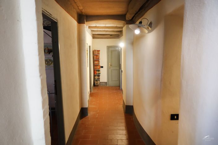 Image No.98-10 Bed Farmhouse for sale