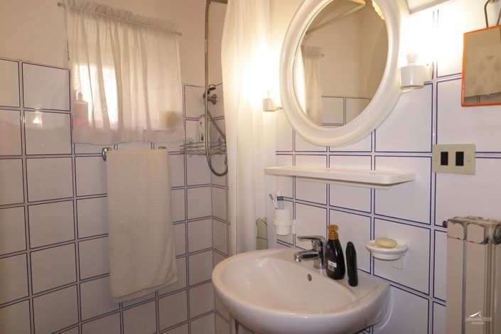 Image No.10-2 Bed Property for sale