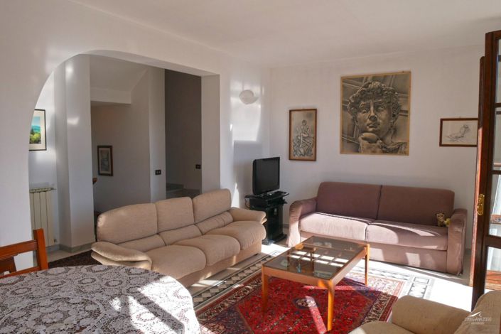 Image No.10-3 Bed Property for sale