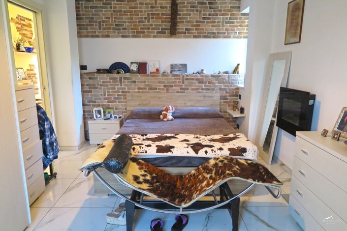 Image No.17-3 Bed Property for sale