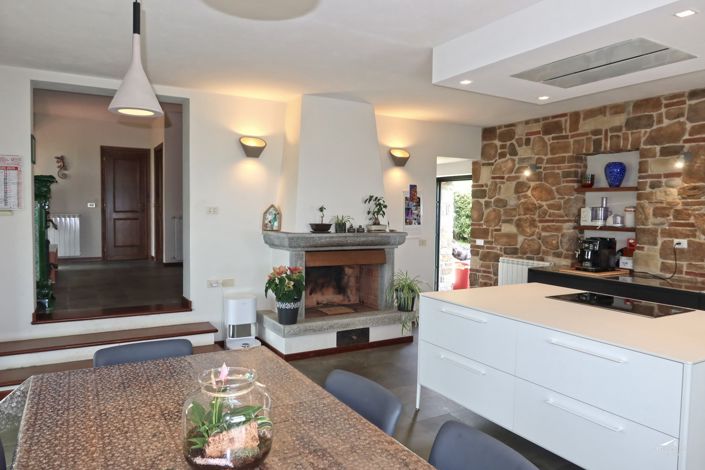 Image No.10-3 Bed Property for sale