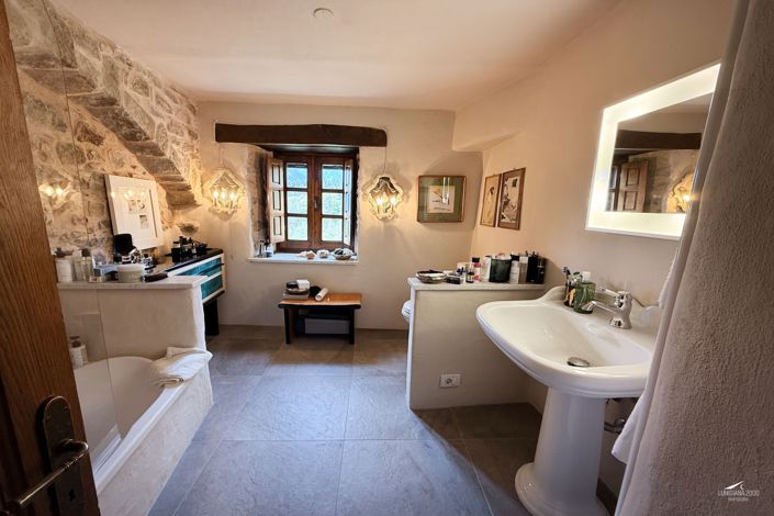 Image No.43-6 Bed Farmhouse for sale