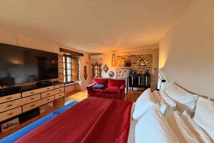 Image No.50-6 Bed Farmhouse for sale