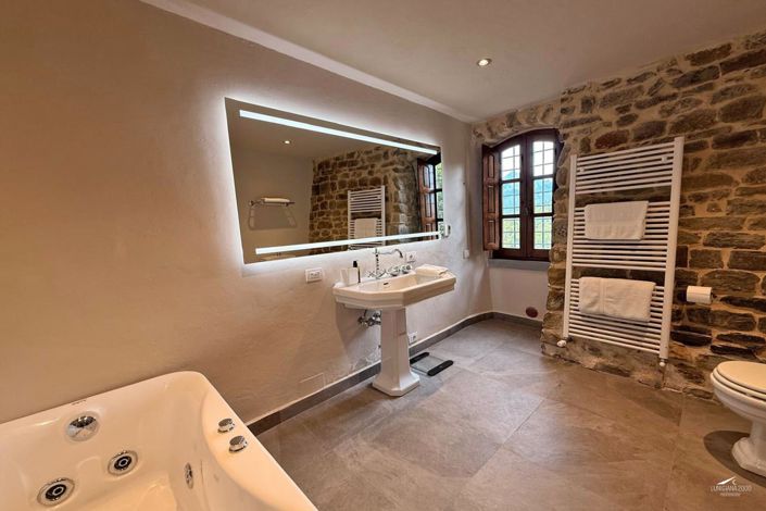 Image No.54-6 Bed Farmhouse for sale