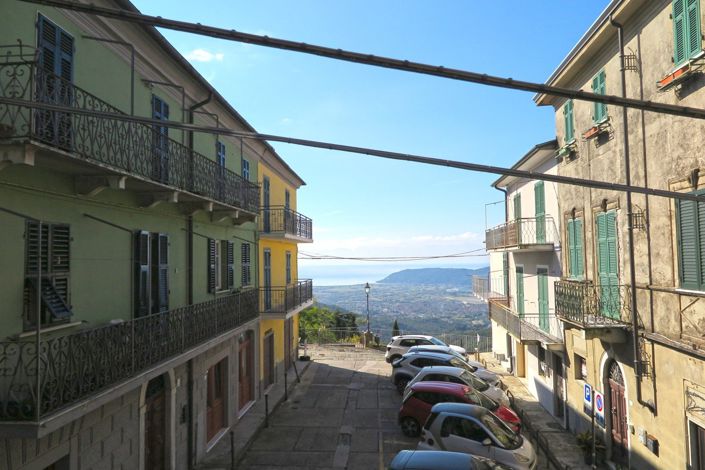 Image No.10-6 Bed Property for sale