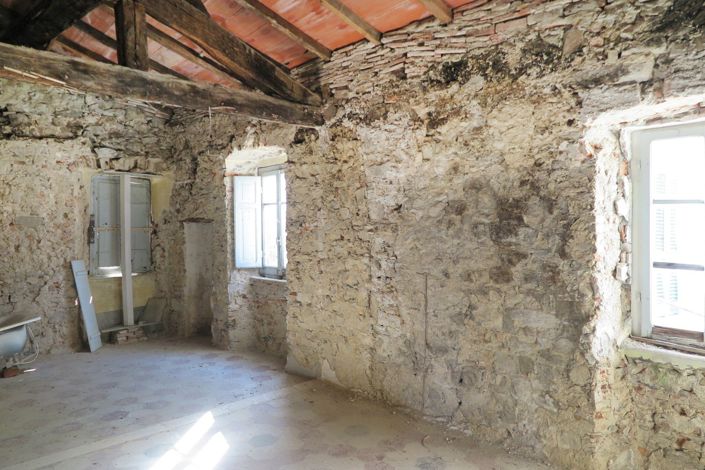 Image No.22-6 Bed Property for sale