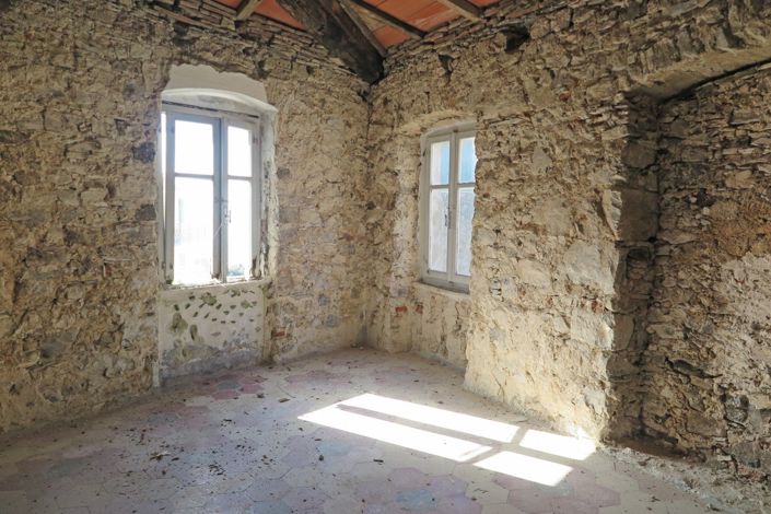 Image No.28-6 Bed Property for sale