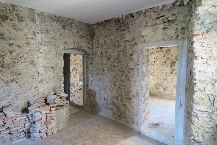 Image No.30-6 Bed Property for sale