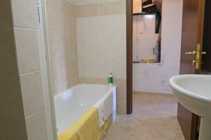 Image No.10-4 Bed Property for sale