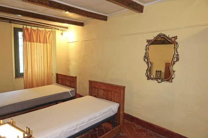 Image No.55-8 Bed Property for sale