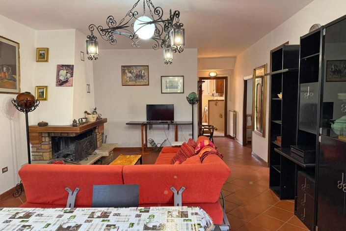 Image No.10-6 Bed Property for sale