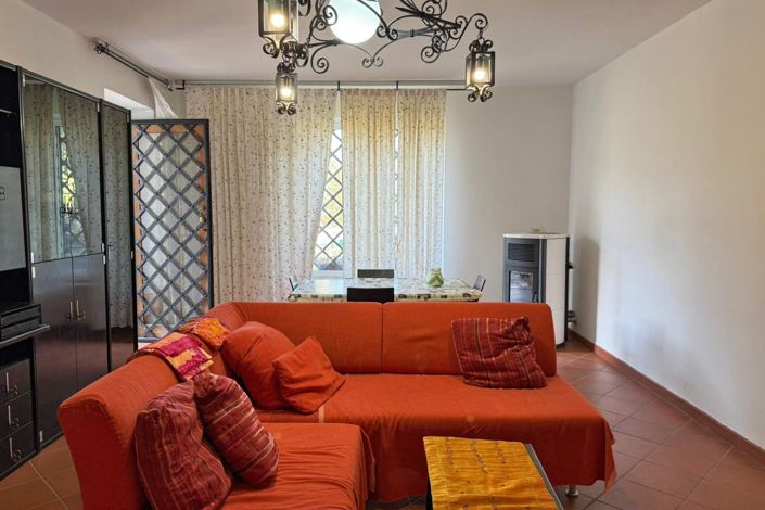 Image No.12-6 Bed Property for sale