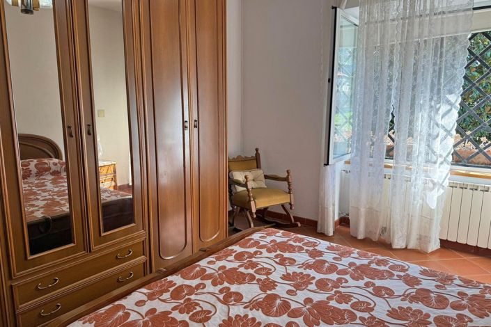 Image No.14-6 Bed Property for sale