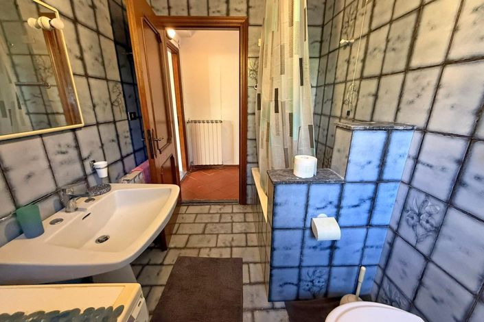 Image No.19-6 Bed Property for sale