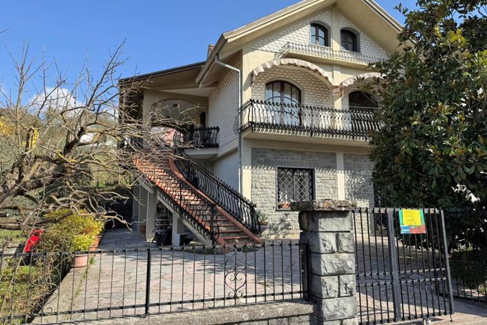 Image No.2-6 Bed Property for sale