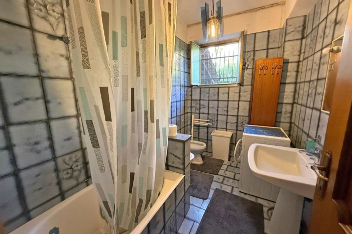 Image No.21-6 Bed Property for sale