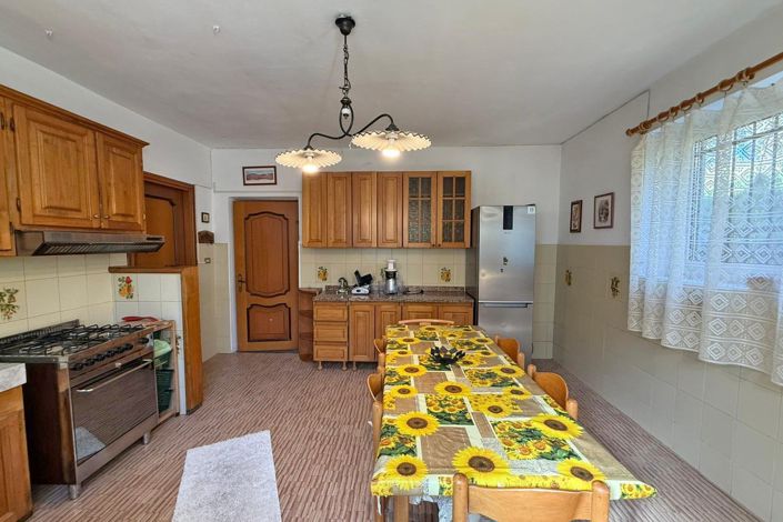 Image No.24-6 Bed Property for sale