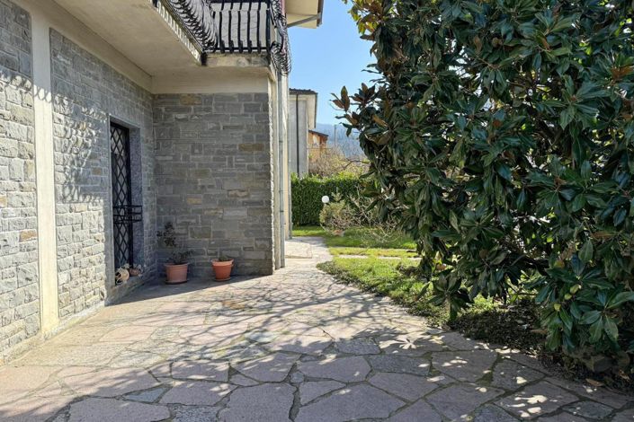 Image No.38-6 Bed Property for sale