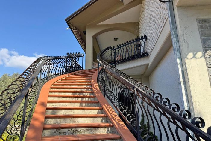 Image No.39-6 Bed Property for sale