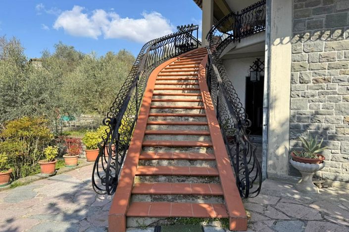 Image No.40-6 Bed Property for sale