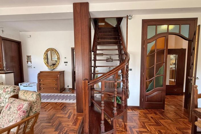 Image No.47-6 Bed Property for sale