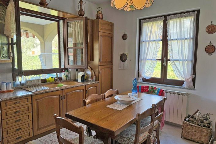 Image No.54-6 Bed Property for sale