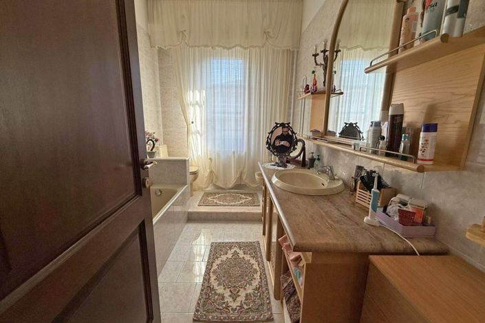 Image No.56-6 Bed Property for sale