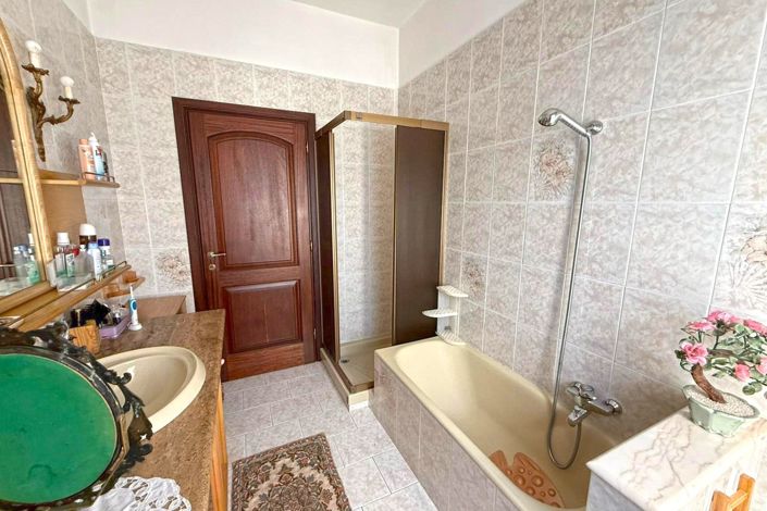 Image No.59-6 Bed Property for sale