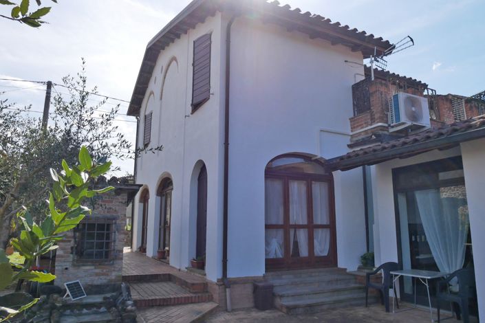 Image No.10-3 Bed Property for sale