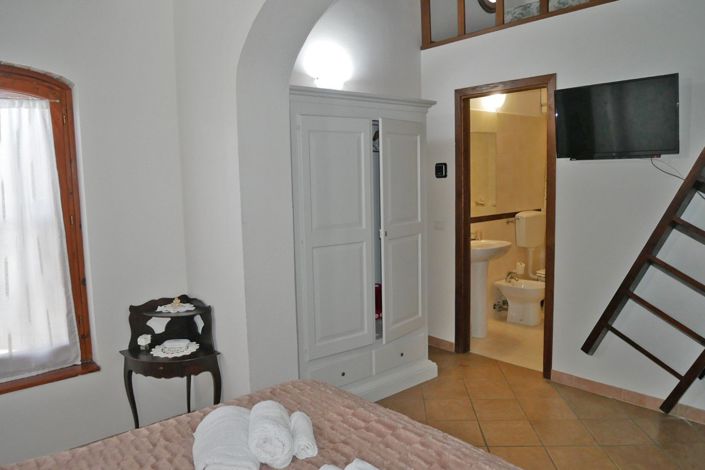 Image No.60-3 Bed Property for sale