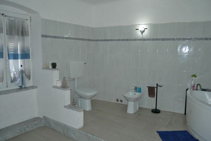 Image No.20-4 Bed Property for sale