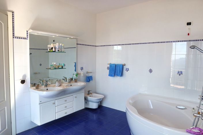 Image No.53-2 Bed Property for sale