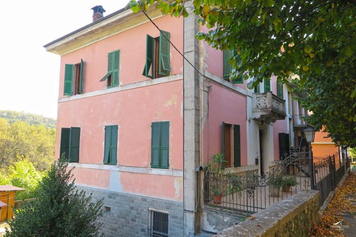 Image No.2-9 Bed Property for sale