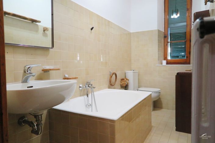 Image No.27-9 Bed Property for sale