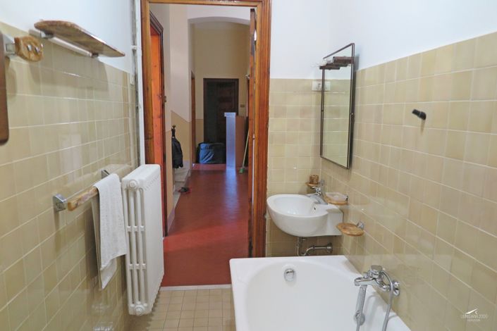 Image No.28-9 Bed Property for sale
