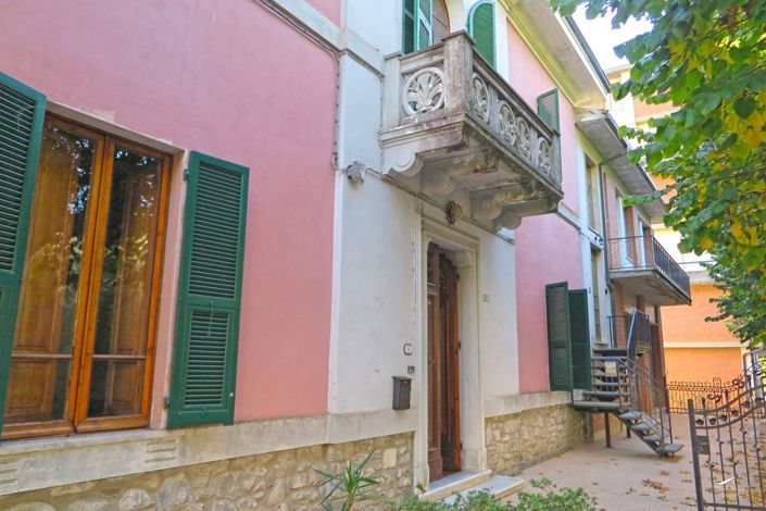 Image No.3-9 Bed Property for sale
