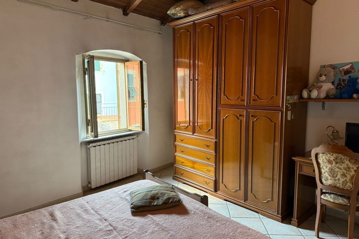 Image No.38-3 Bed Property for sale