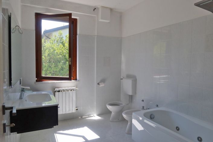 Image No.21-3 Bed Property for sale