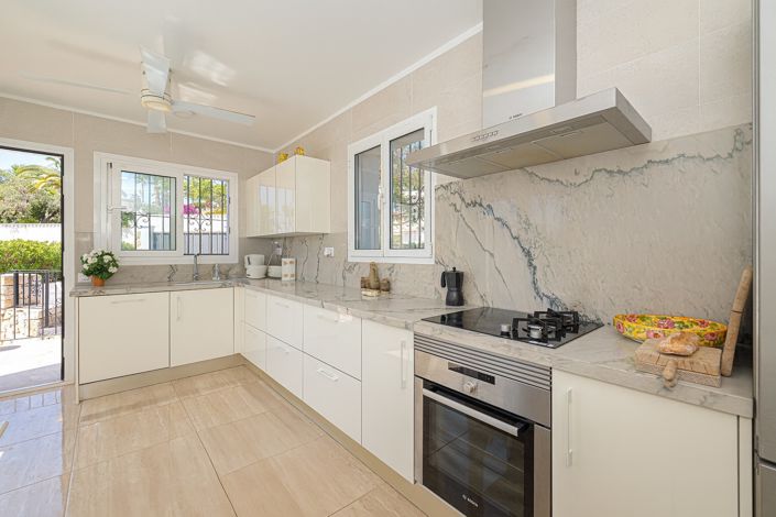 Image No.3-6 Bed Villa for sale